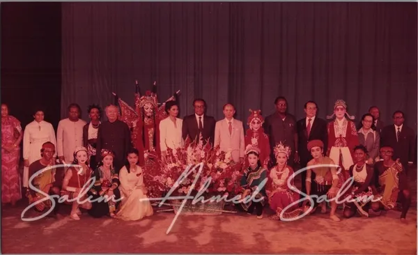 SAS Visit China as PM 1984000020